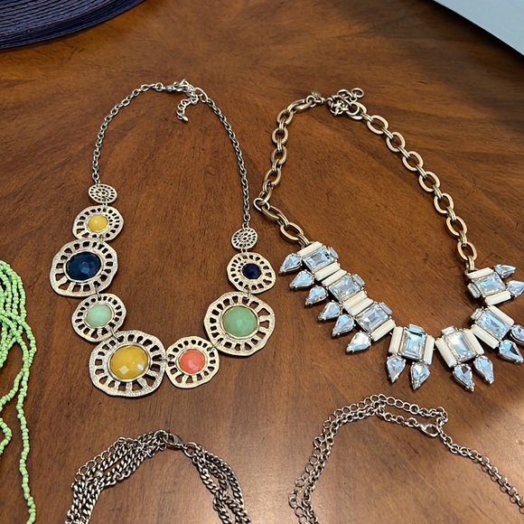 6 statement necklaces in like new condition. Sold as a lot of 6 - Picture 4 of 4